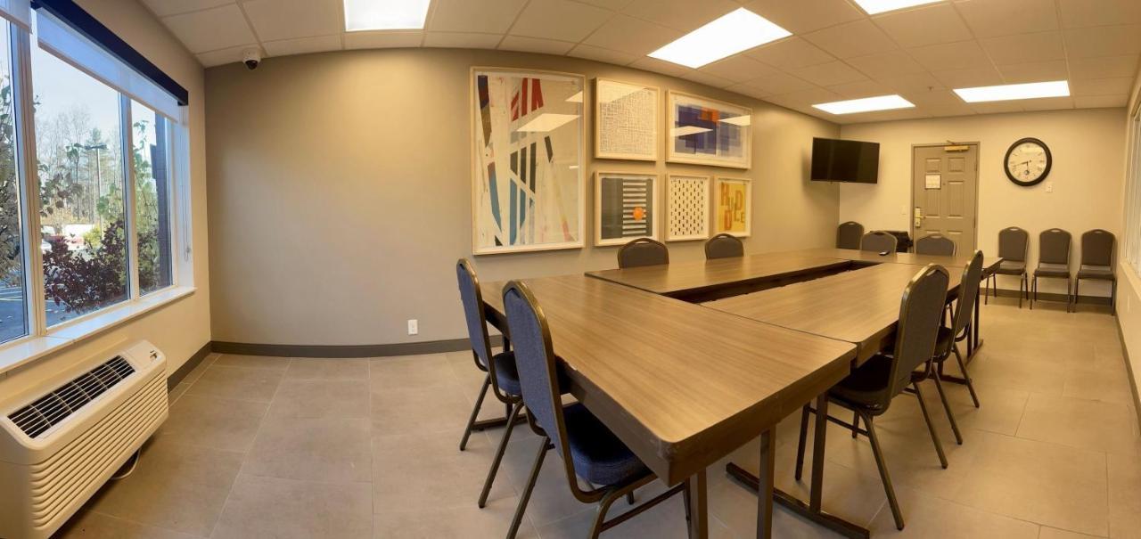 Hotel Express&suites Marquette, An Ihg Marquette