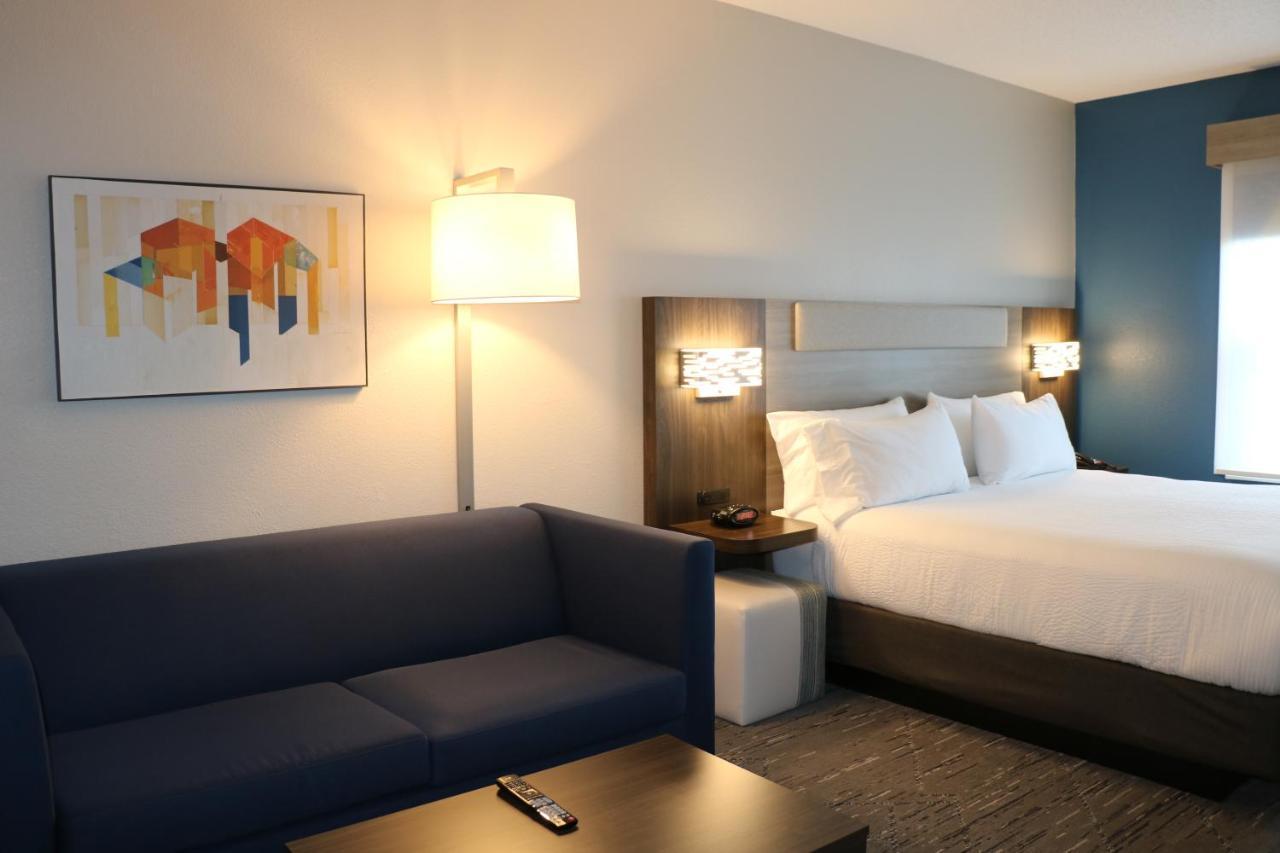 Hotel Holiday Express & By Ihg 3*