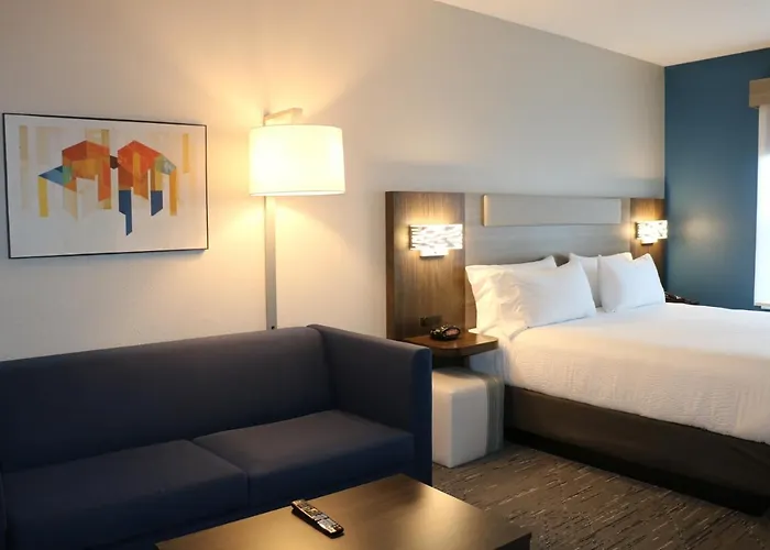 Holiday Inn Express&Suites Marquette, an IHG Hotel